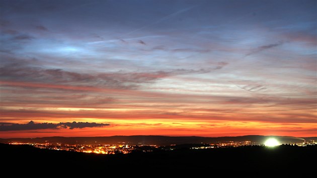 Non svtc oblaka nad Jihlavou, jak je zachytil fotograf Petr Lemberk. Jde o kaz na veern obloze, kter lze spatit jen v obdob kolem letnho slunovratu. V poslednch letech je jeho pozorovn m dl astj. (erven 2019)