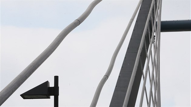 Viditelné zkroucení se netýká samotných lan, ale pouze jejich plastových protikorozních obalů, ujišťují odborníci i autor mostu. Lana navíc most nedrží, jeho konstrukce je samonosná.