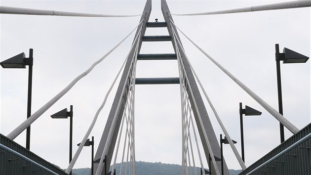 Viditeln zkroucen se netk samotnch lan, ale pouze jejich plastovch protikoroznch obal, ujiuj odbornci i autor mostu. Lana navc most nedr, jeho konstrukce je samonosn.