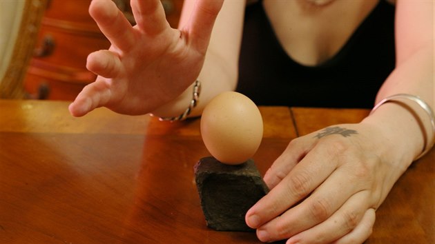 Jarmila Čajkovská použila kámen, dřevo, list z lípy, mušli, ale třeba i lžíci. Na každém z deseti materiálů dokázala vejce postavit na špičku tak, aby vydrželo stát alespoň deset sekund. Věří, že principem úspěchu je organický materiál a tzv. zlatý řez.