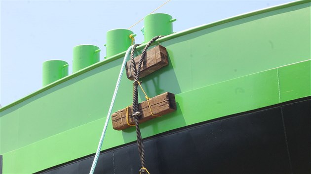 Ve Lhotce u Lovosic na Labe spustili nový tanker pro přepravu jedlých olejů.