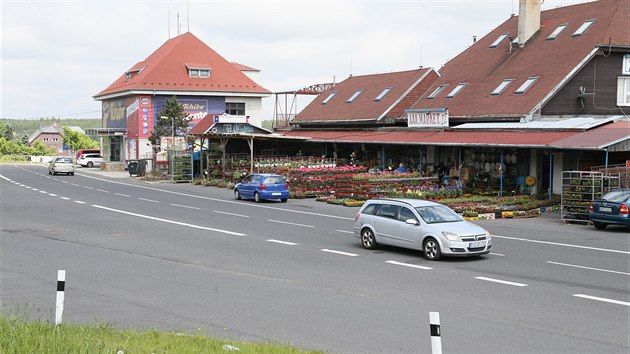 Nepotebnou budovu celnice na bvalm hraninm pechodu na Cnovci m pronajatou soukromnk a provozuje tu free shop. Po vypren smlouvy chce Dub vyut objekt pro sebe.