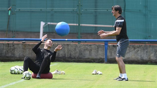 Trenr glman Kamil ontofalsk (vpravo) pi zahjen ppravy teplickch fotbalist na novou sezonu.