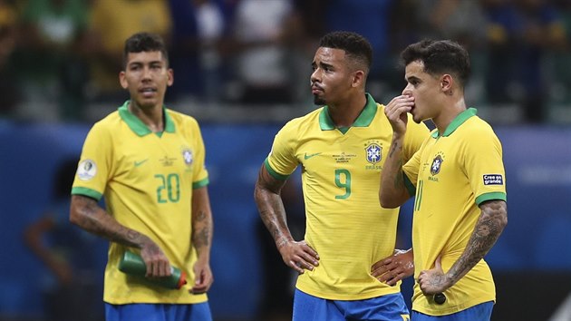 Brazilt fotbalist Roberto Firmino (zleva), Gabriel Jesus a Philippe Coutinho ekaj po sporn situaci na verdikt videorozhodho.