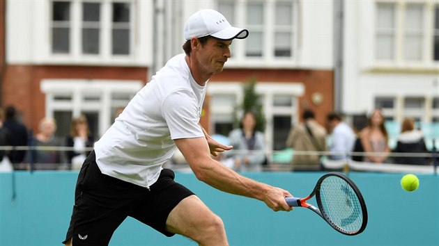 Andy Murray pi trninku v londnskm Queens Clubu.