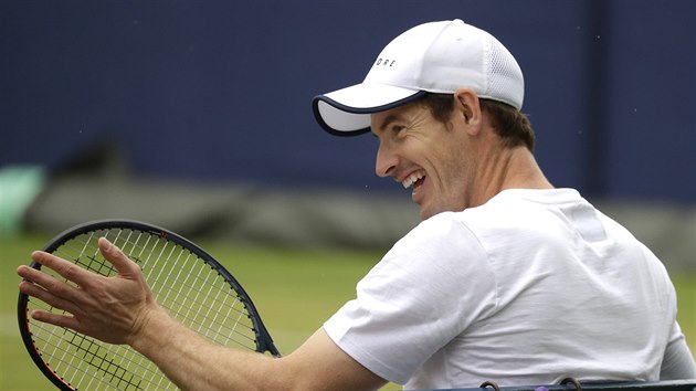 Andy Murray pi trninku v londnskm Queens Clubu.