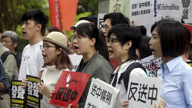 Tisce lid v Hongkongu znovu demonstrovaly proti zkonu, kter by umooval vydvat podezel ze spchn trestnho inu do pevninsk ny (12. ervna 2019)