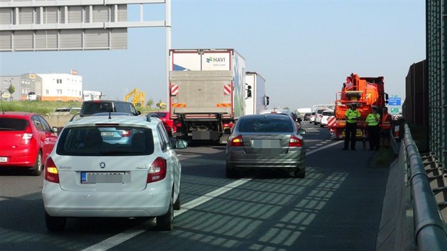 Hromadn nehoda omezila provoz dlnice D1 ped Prahou. (12. ervna 2019)