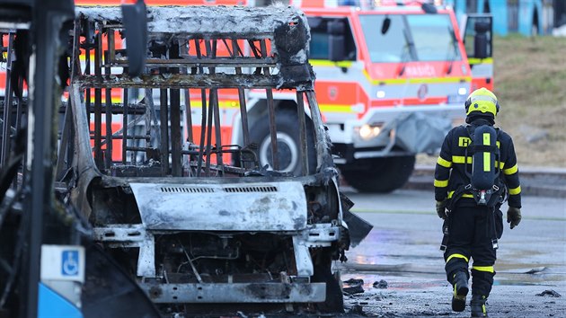 Celkem dvanáct zaparkovaných autobusů poškodil požár v garážích Dopravního podniku Ostrava. (15. června 2019)
