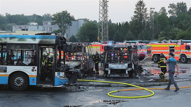 Celkem dvanáct zaparkovaných autobusů poškodil požár v garážích Dopravního podniku Ostrava. (15. června 2019)