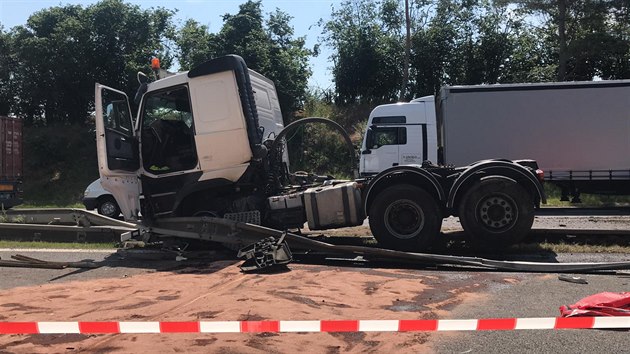 Dálnici D10 před Prahou zablokovala nehoda tahače, který po nárazu do svodidel přišel o cisternu. (19. června 2019)