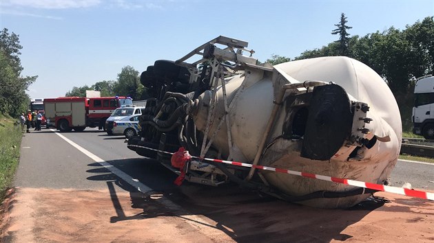 Dálnici D10 před Prahou zablokovala nehoda tahače, který po nárazu do svodidel přišel o cisternu. (19. června 2019)