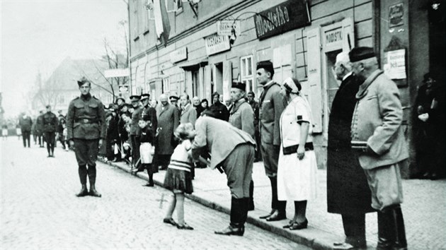 Dvka v sokolskm kroji je pozdji zastelen Valuka Dvokov, za muem v pedklonu stoj Antonn Ivanov (men vlevo).