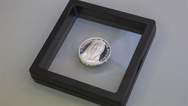V provozovně Pražské mincovny ve Vsetíně razili pamětní medaili s podobiznou Anežky České.