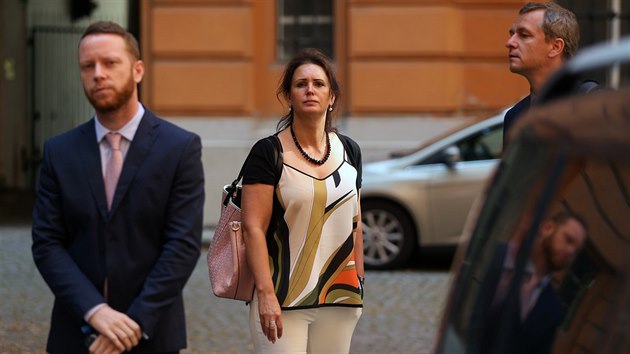 Stanislava Kudlejová (dříve Březinová) u brněnského soudu, kde je spolu se svým bývalým manželem Radkem Březinou obžalovaná z masivního ovlivňování svědků. (18. 6. 2019)