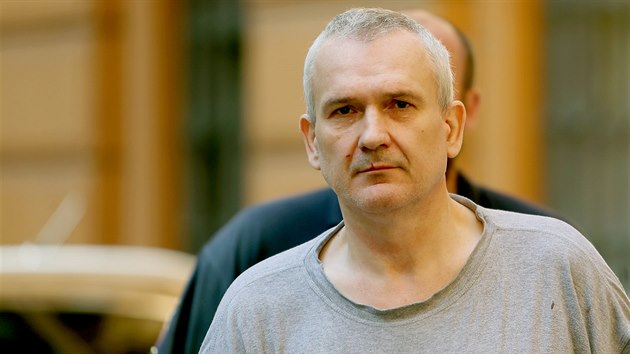 Radek Březina u brněnského soudu, který projednává jeho údajné masivní ovlivňování svědků (2019).