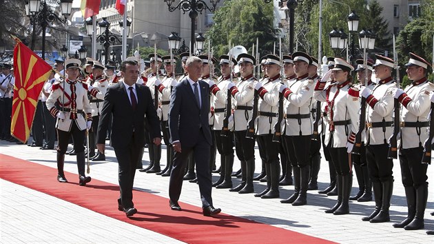 Premir Andrej Babi v doprovodu severomakedonskho pedsedy vldy Zorana Zaeva (vlevo) jdou kolem estn stre ve Skopji (11. 6. 2019)