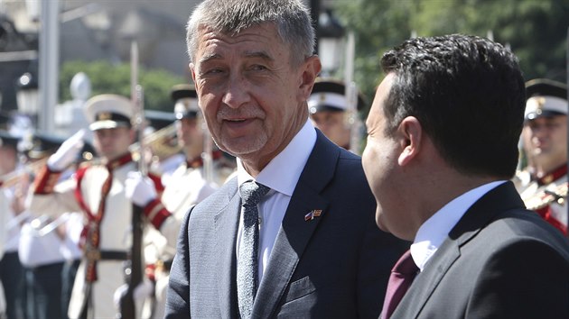 Premir Andrej Babi v doprovodu severomakedonskho pedsedy vldy Zorana Zaeva (vpravo) u estn stre ve Skopji (11. 6. 2019)