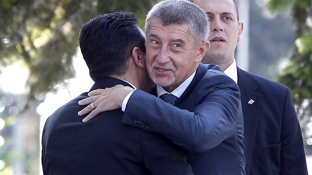 Premir Andrej Babi se vt se severomakedonskm pedsedou vldy Zoranem Zaevem (vlevo) ve Skopji (11. 6. 2019)