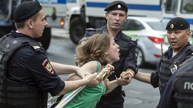 Rusk policie zadrela astnici demonstrace proti edn zvli v souvislosti s ppadem zatenho investigativnho novine Ivana Golunova. (12. ervna 2019)