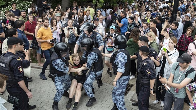 Rusk policie zadrela astnici demonstrace proti edn zvli v souvislosti s ppadem zaten novine Ivana Golunova. (12. ervna 2019)
