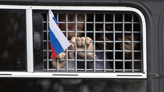 Rusk policie zadrela astnka demonstrace proti edn zvli v souvislosti s ppadem zaten novine Ivana Golunova. (12. ervna 2019)