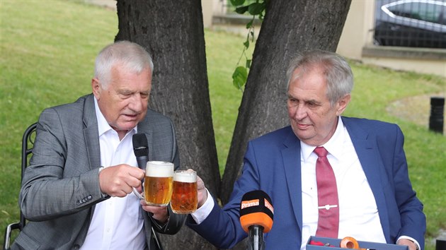 Václav Klaus si na svých 78. narozeninách s Milošem Zemanem připil. (19. 6. 2019)
