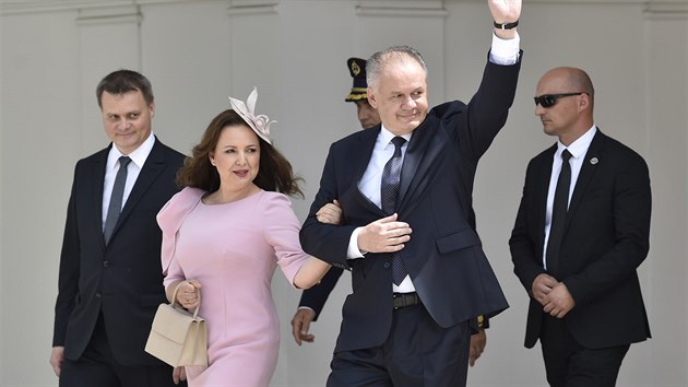 Končící prezident Andrej Kiska s manželkou Martinou se loučí 15. června 2019 při svém odchodu z Prezidentského paláce v Bratislavě, kde ho nahradí Zuzana Čaputová. (15.6.2019)