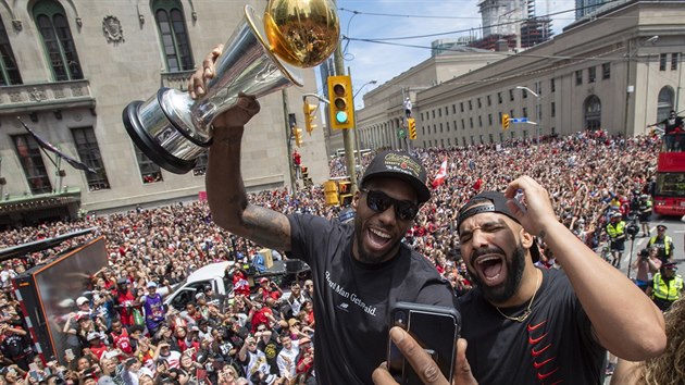 Kawhi Leonard (vlevo) s cenou pro nejuitenjho hre ve spolenosti rapera a producenta Drakea bhem oslav triumfu Toronta v NBA.