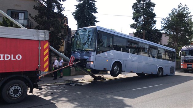 V Praze 11 naboural odtahovan autobus do lampy. (19.6.2019)