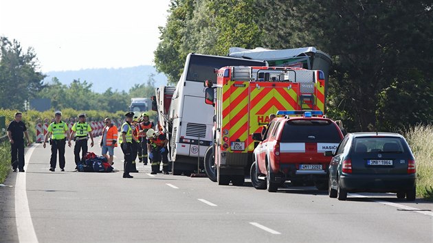 Na dálnici D35 narazil autobus vezoucí více než dvě desítky děti zezadu do nákladního vozu. Nejvážnější zranění utrpěl řidič, kterého museli vyprostit hasiči.