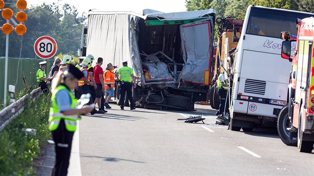 Na dálnici D35 narazil autobus vezoucí více než dvě desítky děti zezadu do nákladního vozu. Nejvážnější zranění utrpěl řidič, kterého museli vyprostit hasiči.