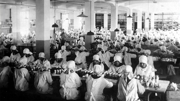 Pohled na jednu z prvních „výrobních linek“ na sladkosti v olomoucké firmě založené skupinou maloobchodníků, která se stala základem dnešních čokoládoven Zora.