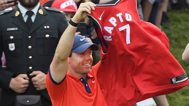 Rory McIlroy si kanadsk publikum zskal dresem Toronto Raptors.