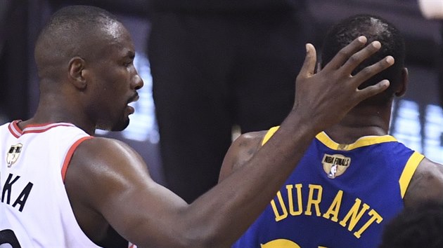 Serge Ibaka (9) z Toronta utuje Kevina Duranta (35) z Golden State, znovu zrannho.