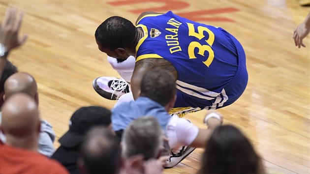 Kevin Durant z Golden State se zranil v ptm finle NBA. Pokodil si achillovku.