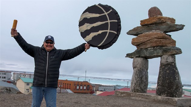Kanadsk inuit Noah Tiktak s tradinm bubnkem, kterm coby fanouek Toronto Raptors pomh k vhrm ve finle NBA.