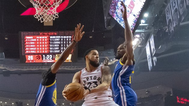 Fred VanVleet (v blm) z Toronta si doskoil mezi Kevinem Durantem (vpravo) a Kevonem Looneym z Golden State.