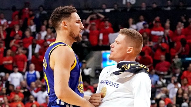 Klay Thompson (vlevo) a Jonas Jerebko slav povedenou akci Golden State.