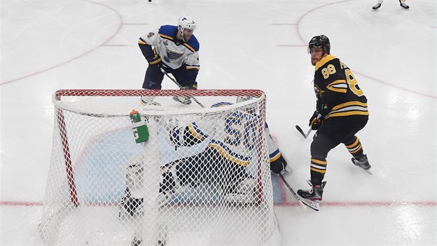 David Pastrk (88) z Bostonu sleduje puk v sedmm finle Stanley Cupu proti St. Louis.