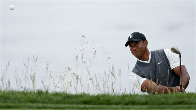 Tiger Woods v prvnm kole US Open v kalifornskm Pebble Beach