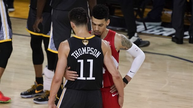 Klay Thompson (11) z Golden State se v estm finle NBA zranil, utuje ho torontsk Danny Green.