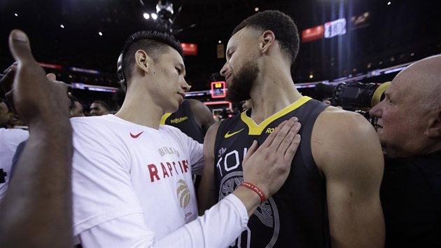 Mezi torontsk vtze se zapsal i Jeremy Lin (vlevo), pijm gratulaci od Stephena Curryho z Golden State.