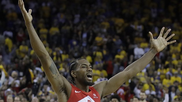 Kawhi Leonard slav titul s Torontem. Raptors svmi dresy reprezentovali celou Kanadu.