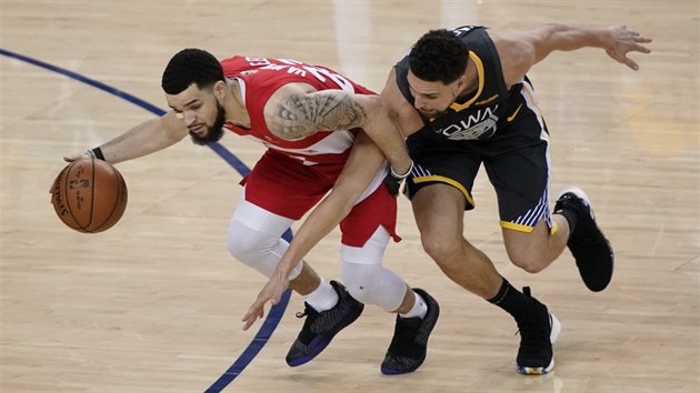 Torontsk rozehrva Fred VanVleet (vlevo) chce obejt Klaye Thompsona z Golden State.