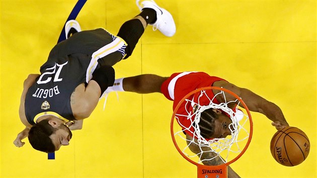 Kawhi Leonard (v ervenm) z Toronta zakonuje kolem Andrewa Boguta z Golden State.