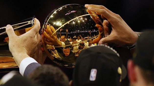 Basketbalist Toronto Raptors slav s Larry O'Brien Championship Trophy premirov titul v NBA.