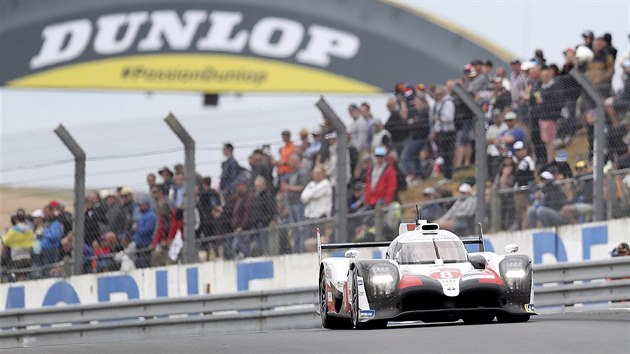 Toyota, o jejíž řízení se podělili Sebastien Buemi, Kazuki Nakadžima a Fernando Alonso, během závodu 24 hodin Le Mans.