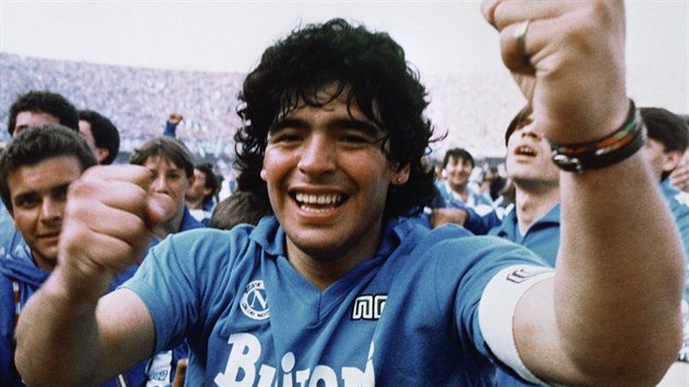 Diego Armando Maradona se s neapolskmi fanouky raduje z italskho titulu v roce 1987.
