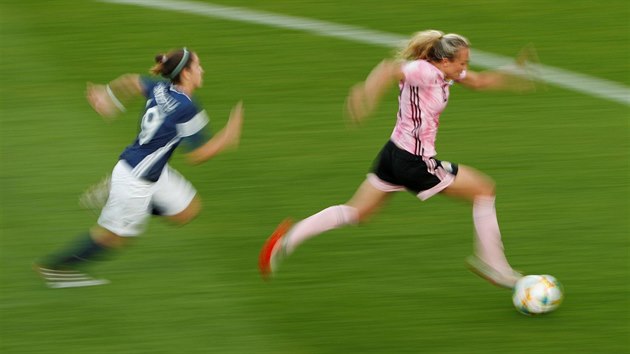 Skotsk fotbalistka Claire Emslieov (vpravo) unikla argentinsk obran.